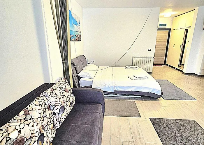 Alezzi Studio By Sunny Mamaia *